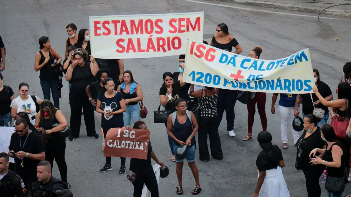 Manifestantes levaram cartazes com pedidos de pagamento de salários