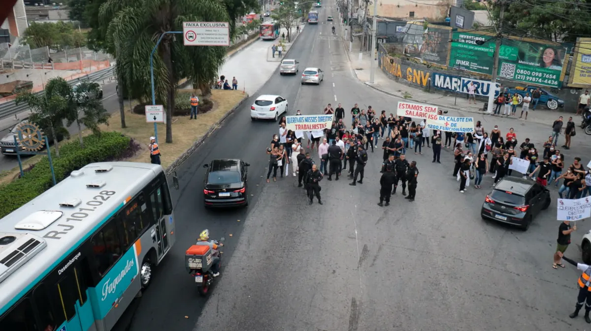 Cerca de 50 trabalhadores bloqueiam parte da pista