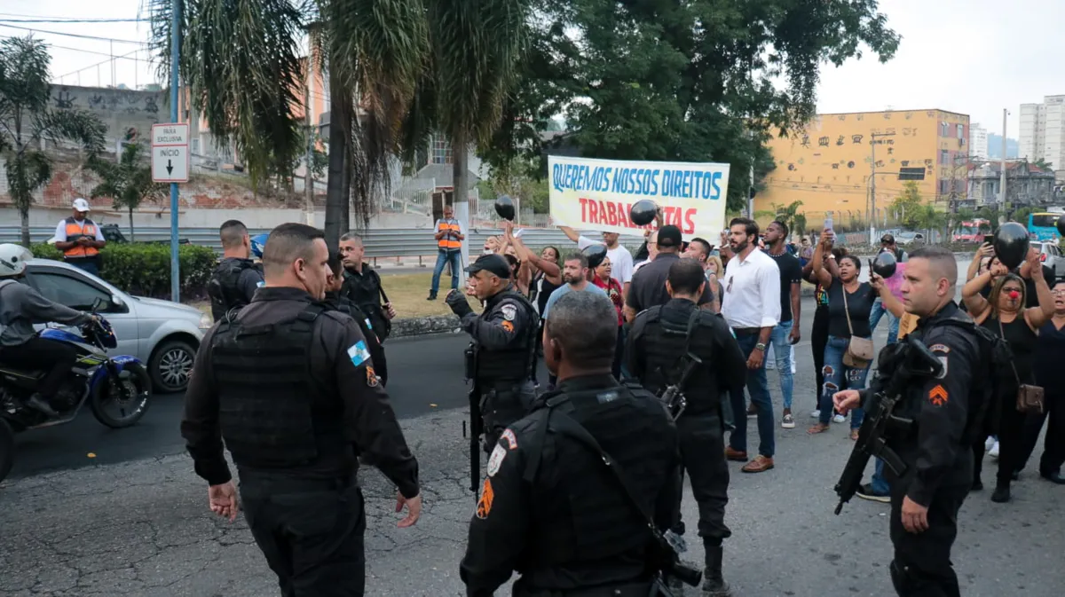 Policiais auxiliam ato em Niterói