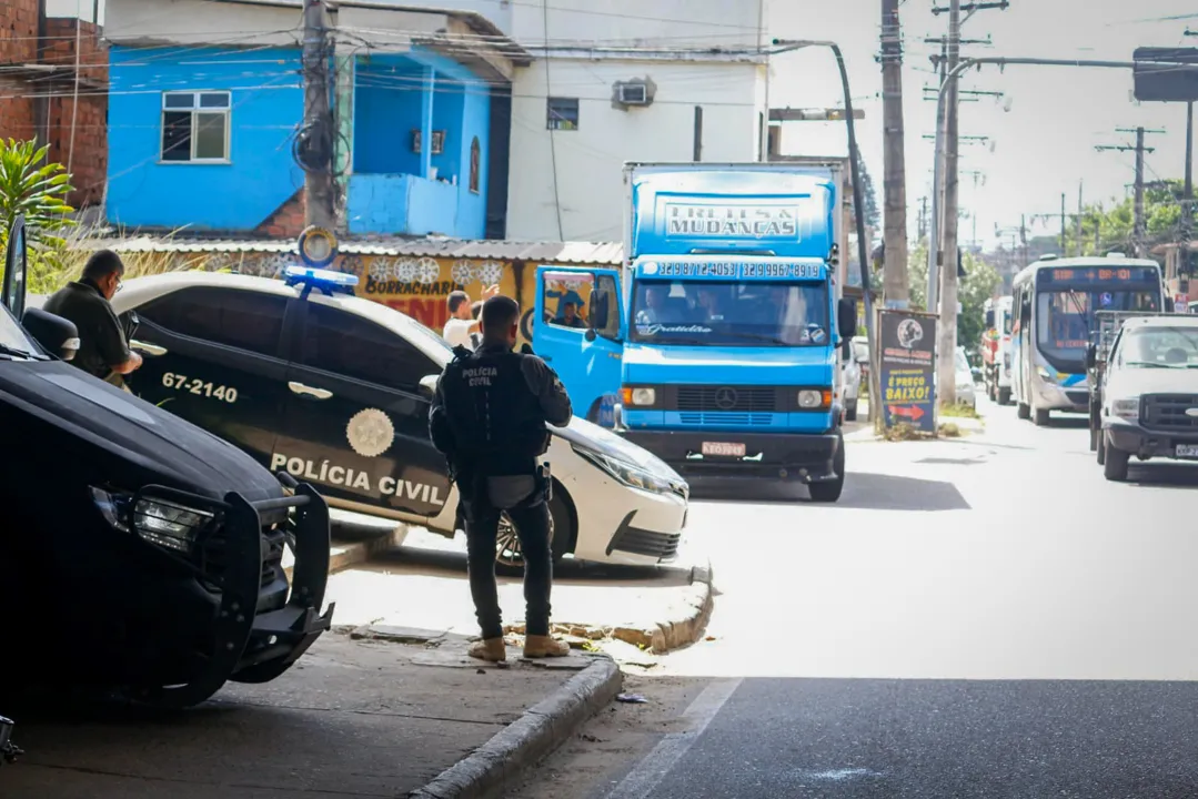 Policiais cercam acessos à comunidade