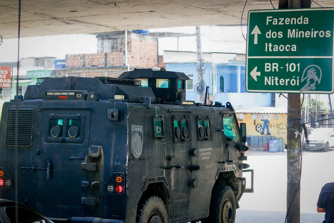 Policiais cercam acessos à comunidade