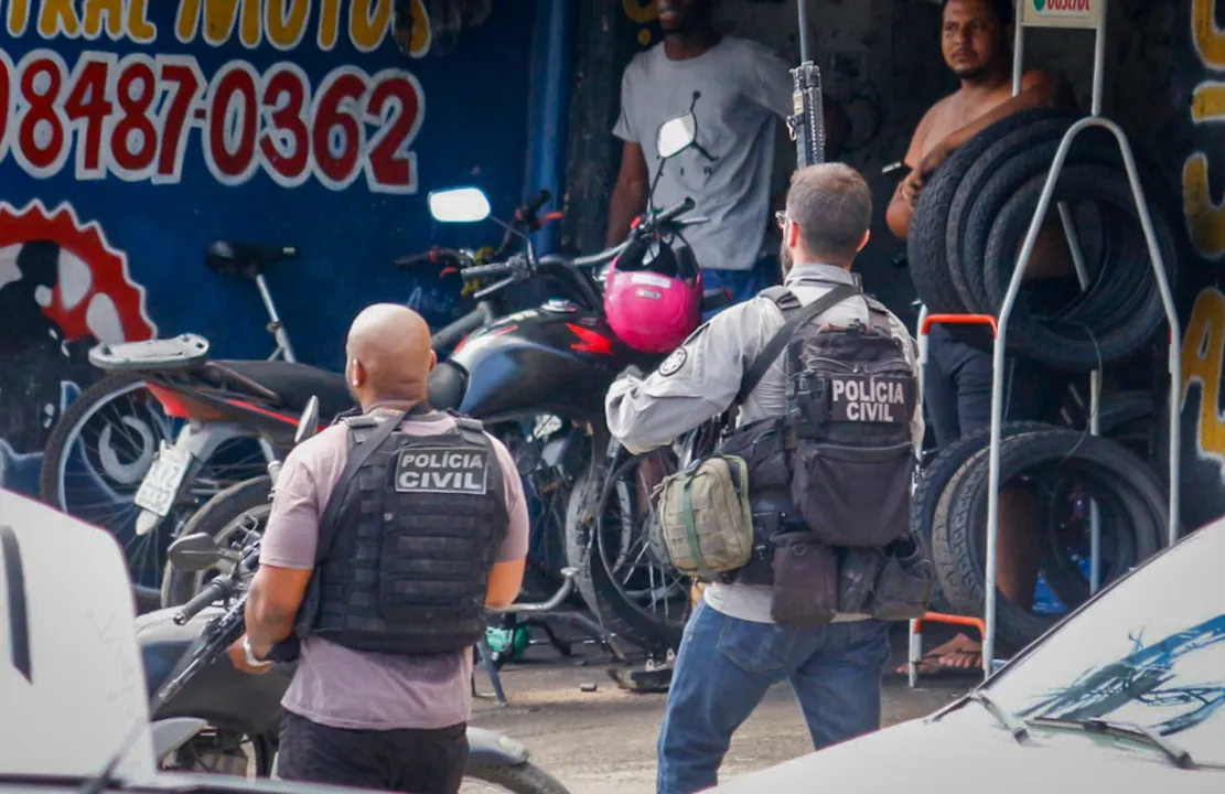 Policiais cercam acessos à comunidade