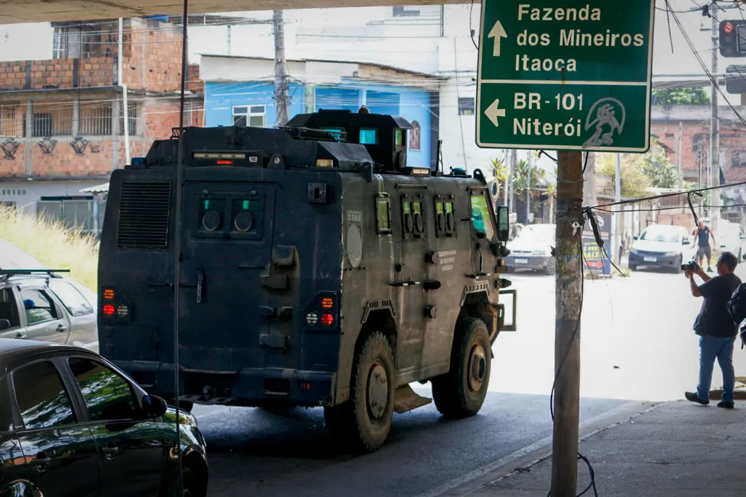 Policiais cercam acessos à comunidade