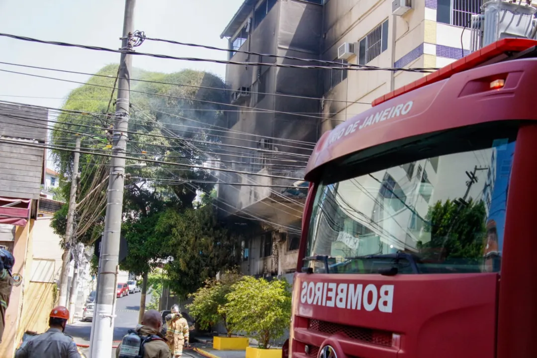 Bombeiros atuam no local