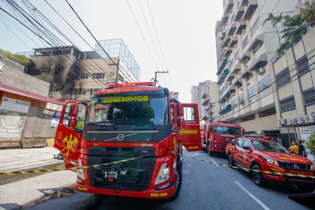 Bombeiros atuam no local