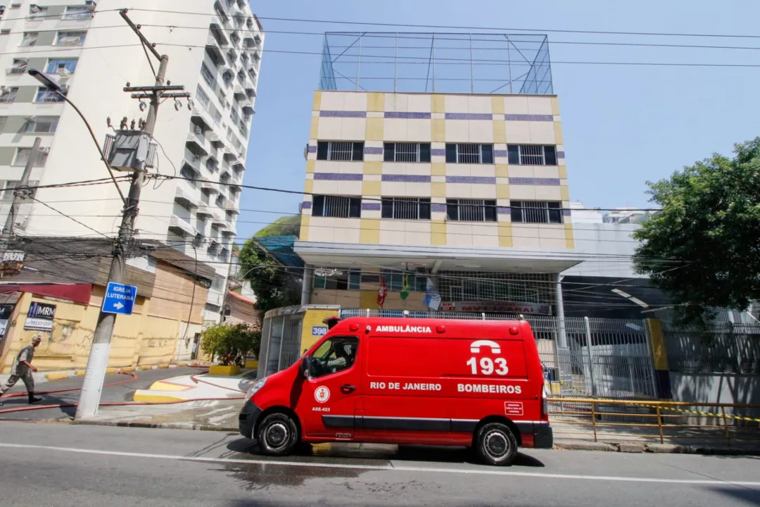 Bombeiros atuam no local