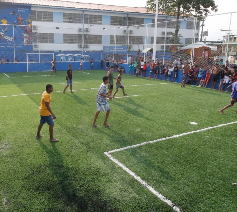 A quadra da praça agora possui grama sintética 