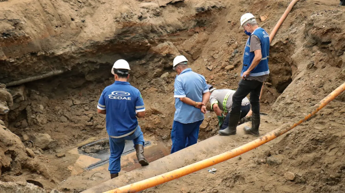 Funcionários da concessionária seguem trabalhando no local 