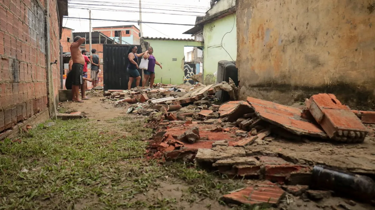 Muros e portões foram destruídos pela força da água 