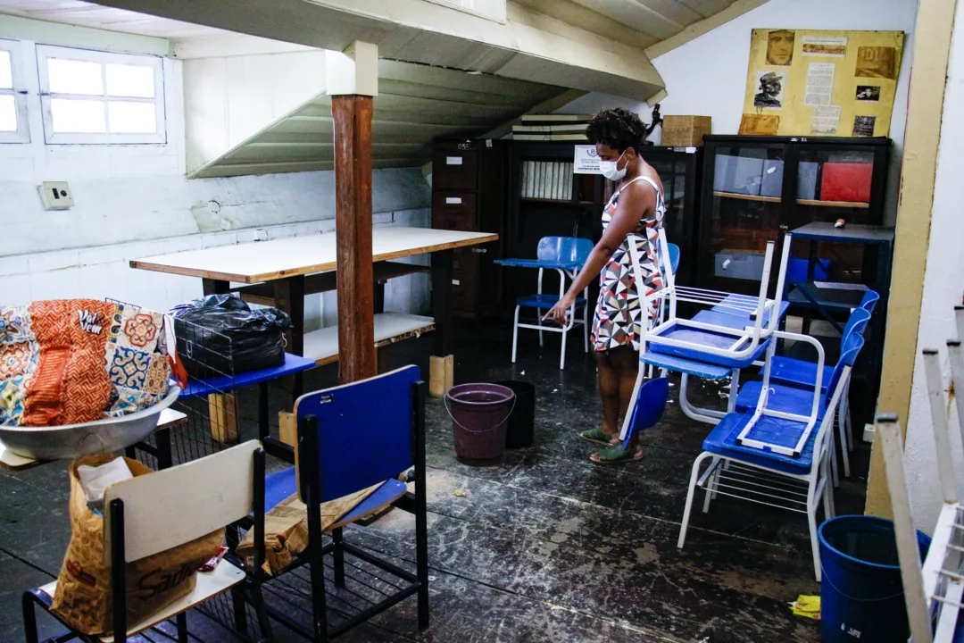 A escola também enfrenta problemas de goteira, mofo e infestações de insetos 