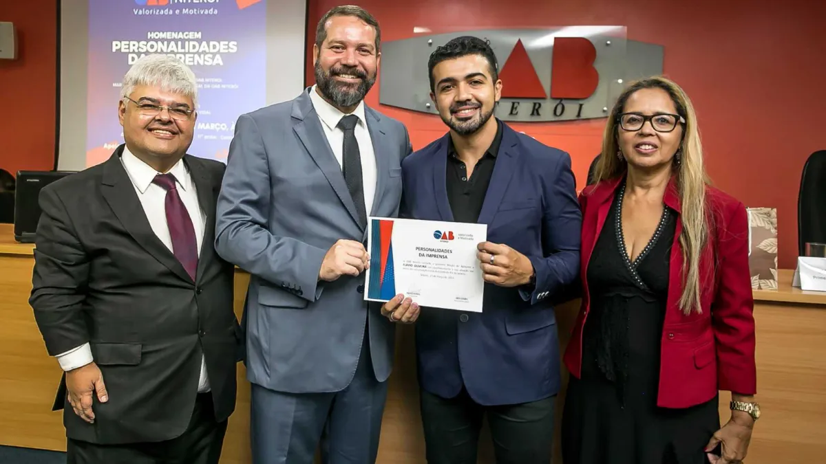 O diretor de mídias do Enfoco Site de Notícias, Flávio Oliveira, recebeu a homenagem do presidente da OAB-Niterói, Pedro Gomes