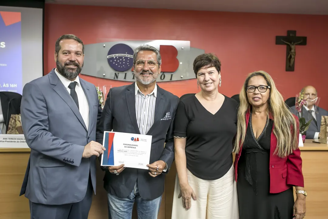 O jornalista e cerimonialista da Prefeitura de Niterói Haroldo Enéas recebeu a homenagem ao lado da primeira-dama da cidade, Christa Vogel Grael.