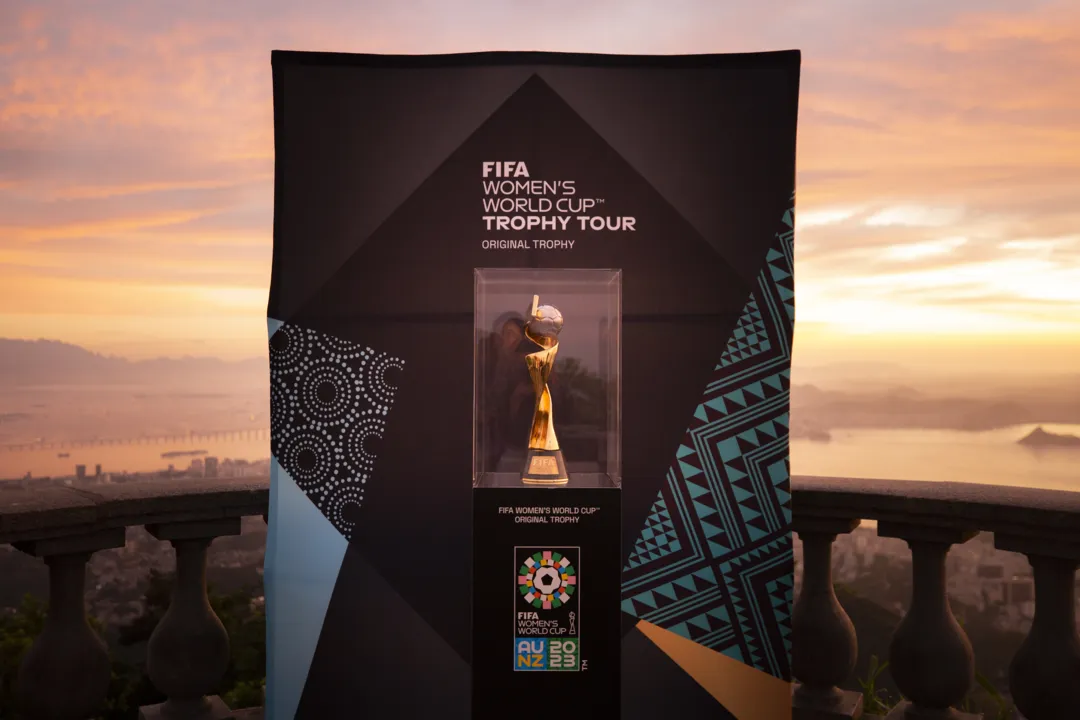 Taça da Copa do Mundo Feminino é exibida no Corcovado