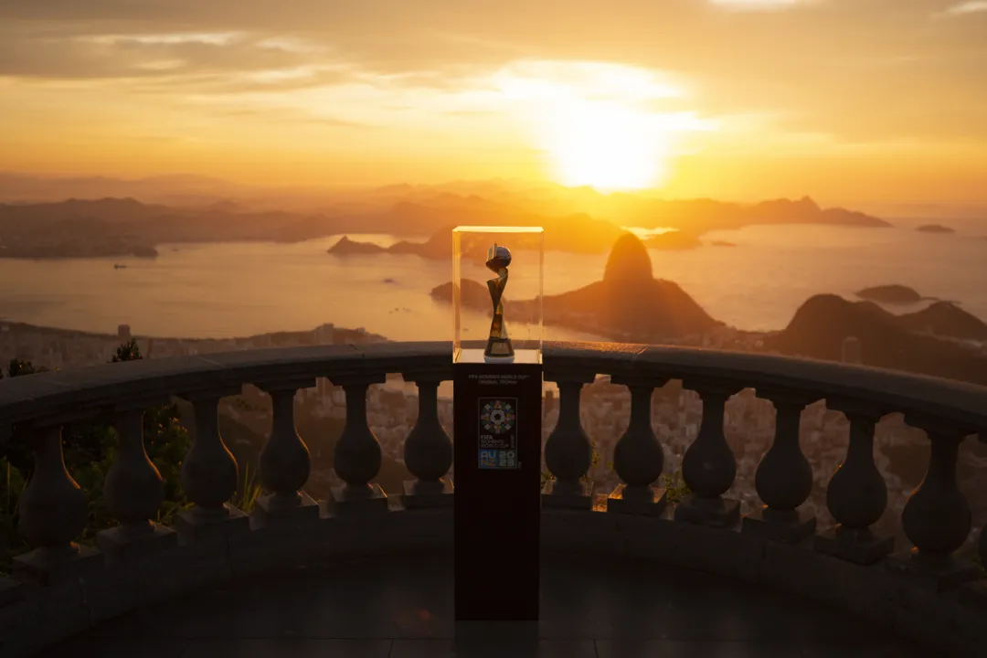 Taça da Copa do Mundo Feminino é exibida no Corcovado