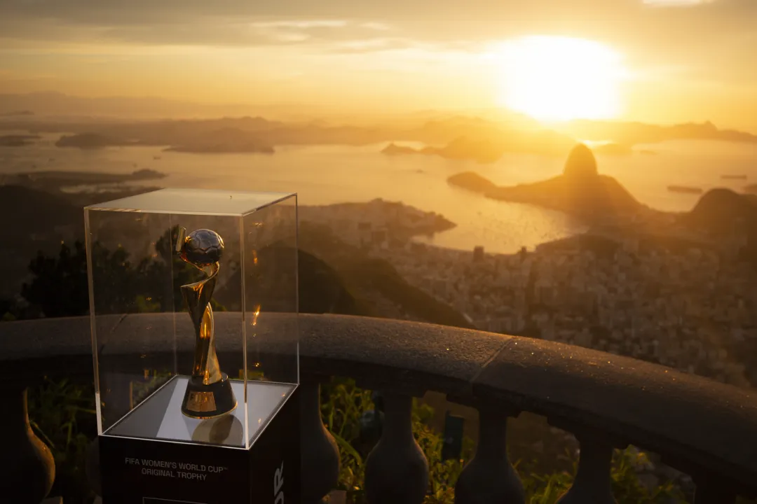 Taça da Copa do Mundo Feminino é exibida no Corcovado