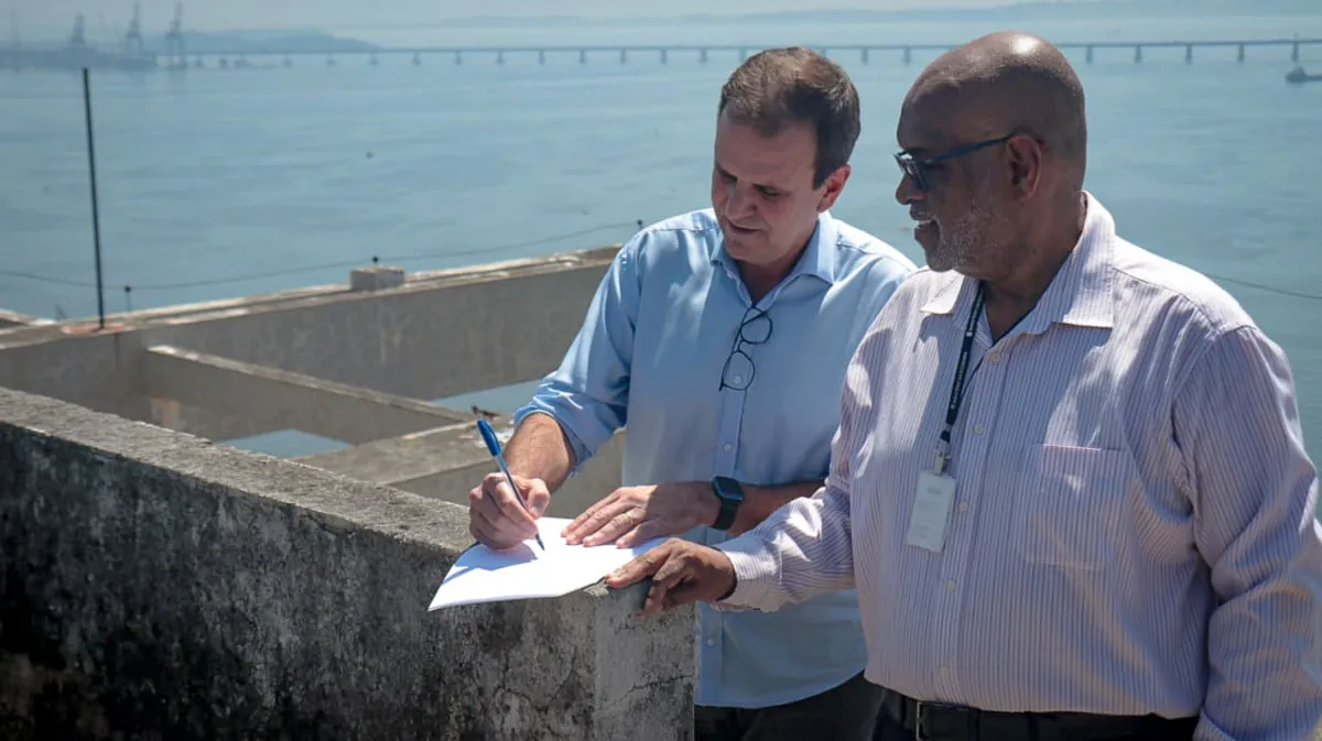 Prefeito assinou contrato de compra no terraço do edifício 