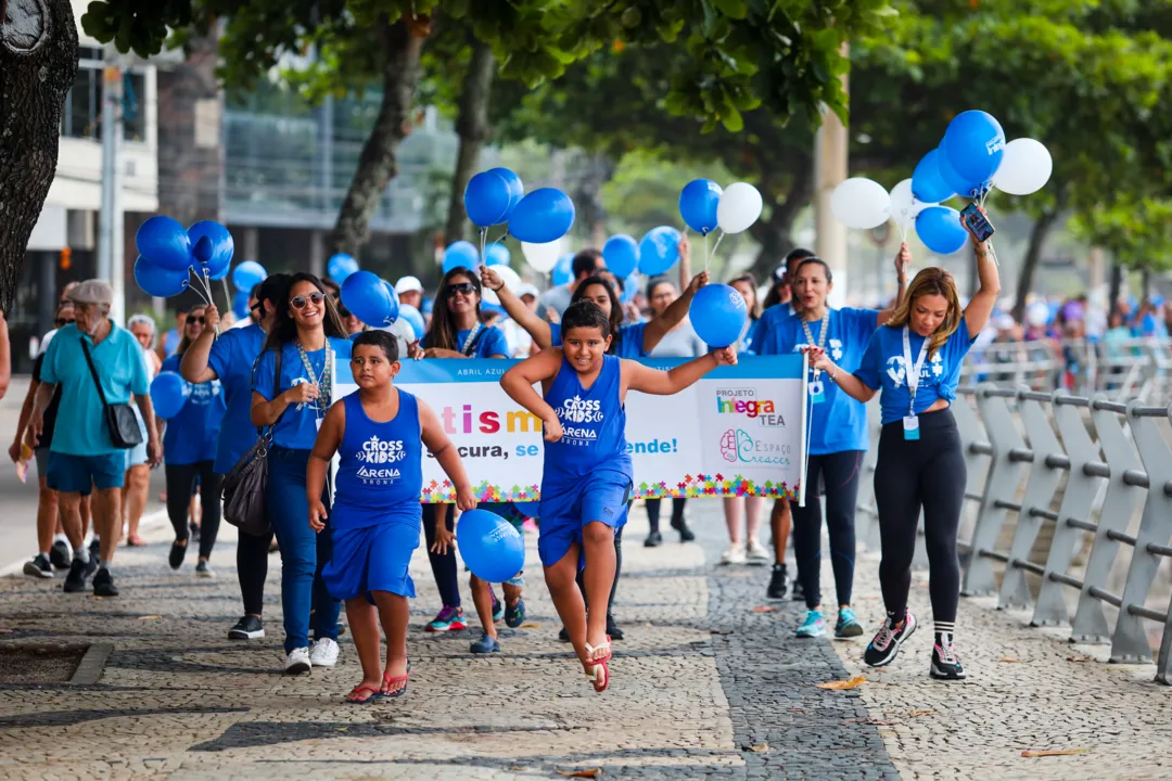 Crianças e pais se reuniram na caminhada