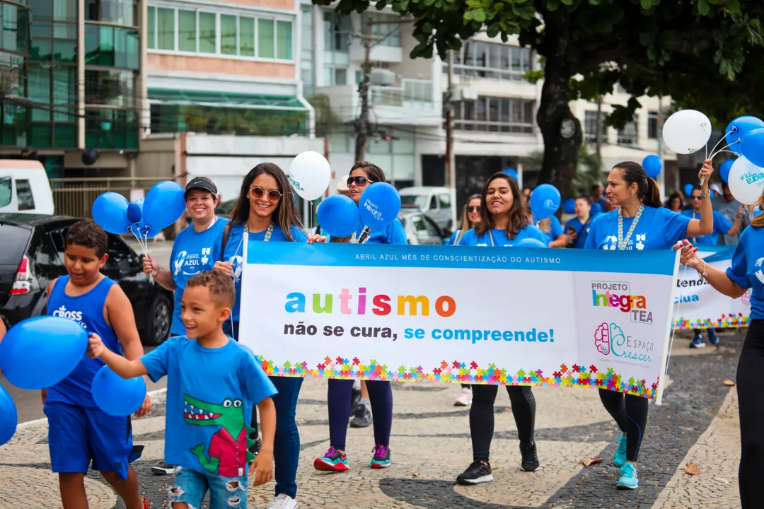 Inúmeras pessoas literalmente vestiram a camisa da causa e usaram cartazes para pedir o fim do preconceito