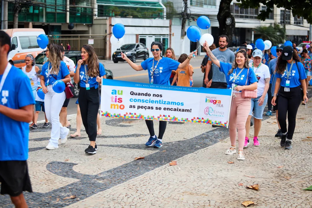 Inúmeras pessoas literalmente vestiram a camisa da causa e usaram cartazes para pedir o fim do preconceito