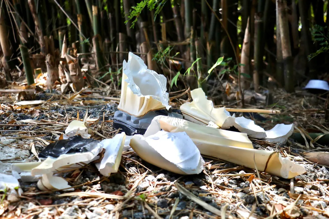 Imagem da Santa Teresinha foi destruída no jardim 