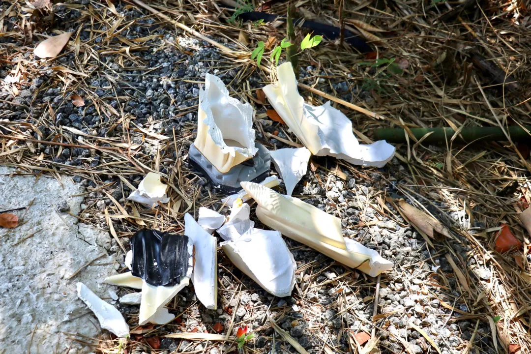 Imagem da Santa Teresinha foi destruída no jardim 