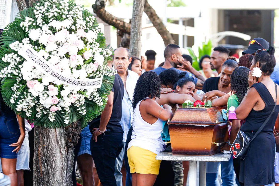 Muita emoção de familiares e amigos no Cemitério do Catumbi 