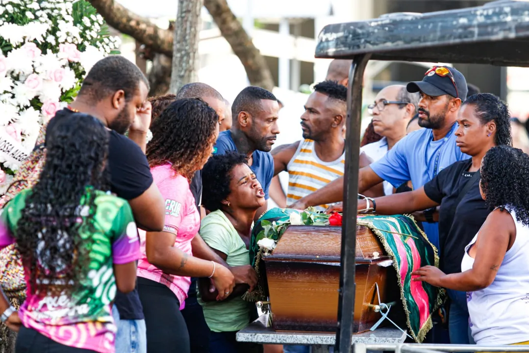 Muita emoção de familiares e amigos no Cemitério do Catumbi 