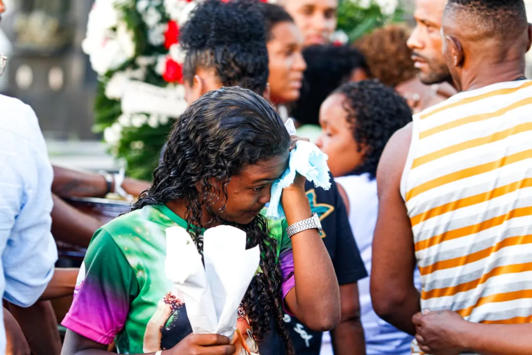 Muita emoção de familiares e amigos no Cemitério do Catumbi 