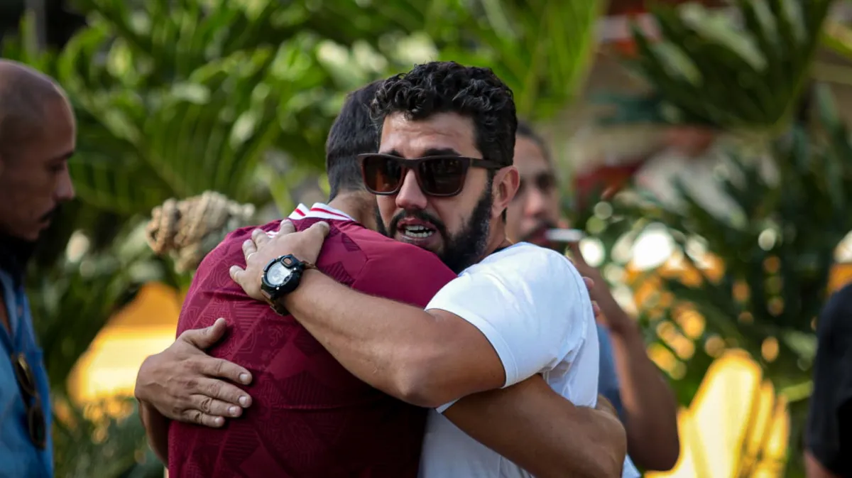 Parentes e amigos se abraçam durante cerimônia