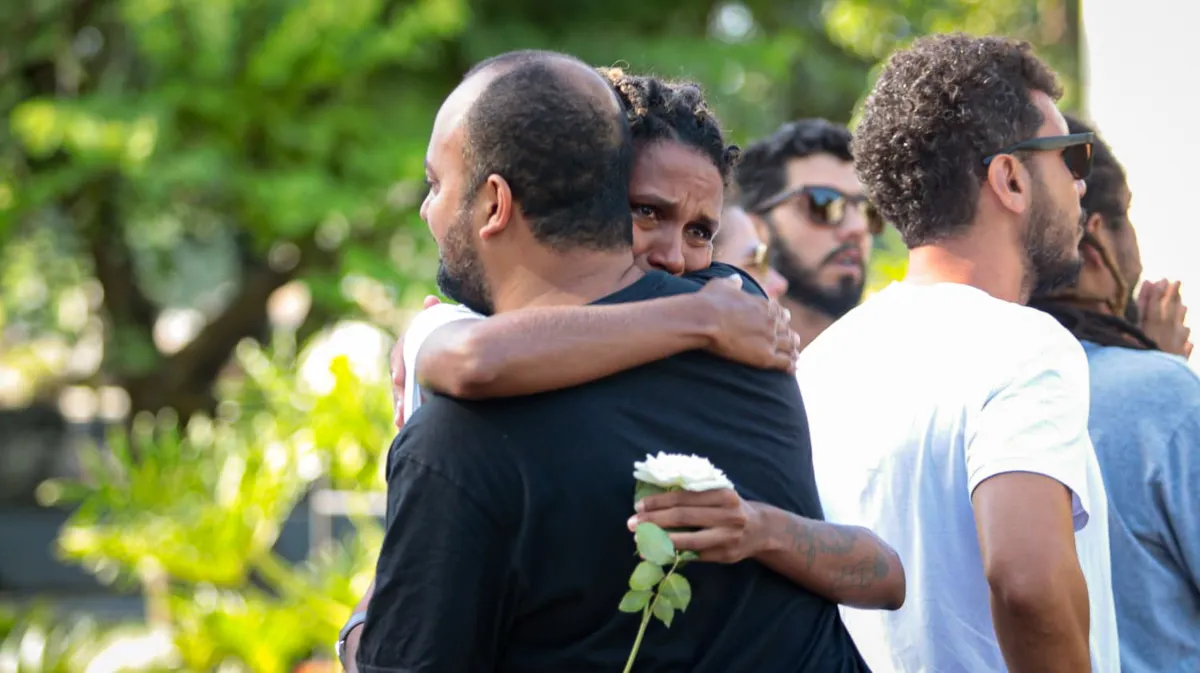 Parentes e amigos se abraçam durante cerimônia