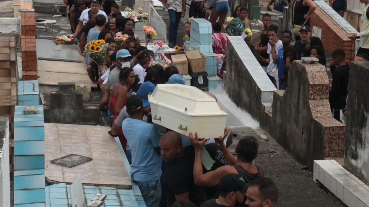 'Tirou meu coração' diz mãe de Ester Oliveira, morta em tiroteio em Madureira