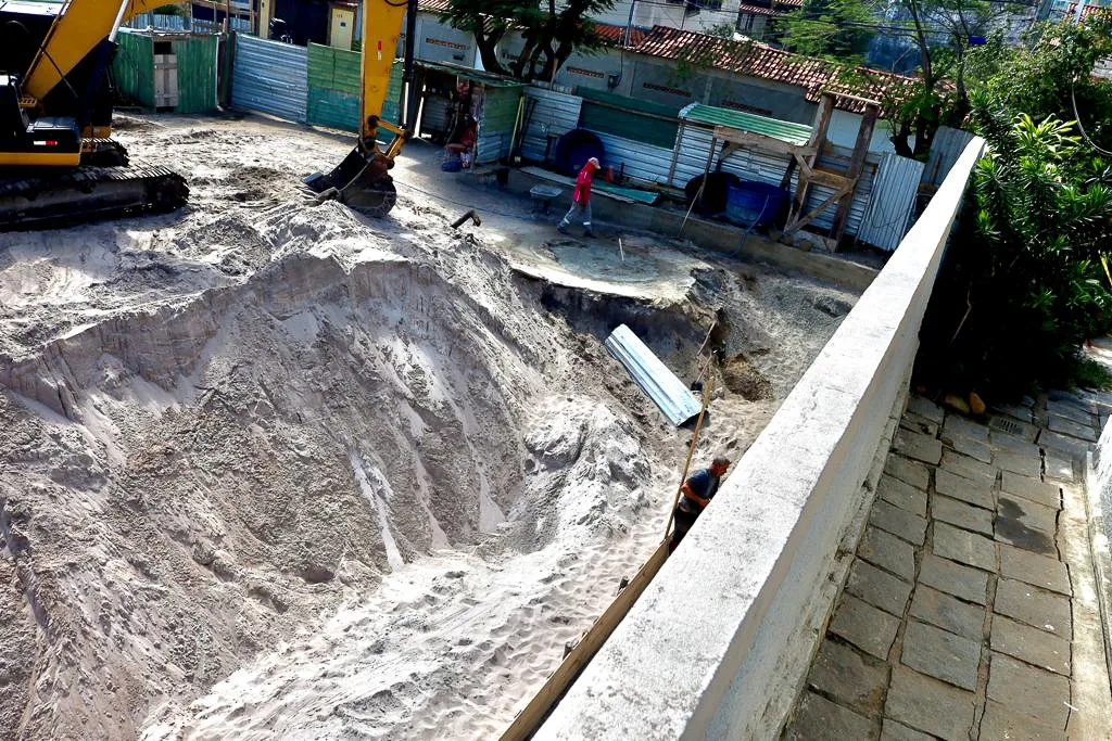 Profissionais continuam trabalhando mesmo com os danos à residência ao lado