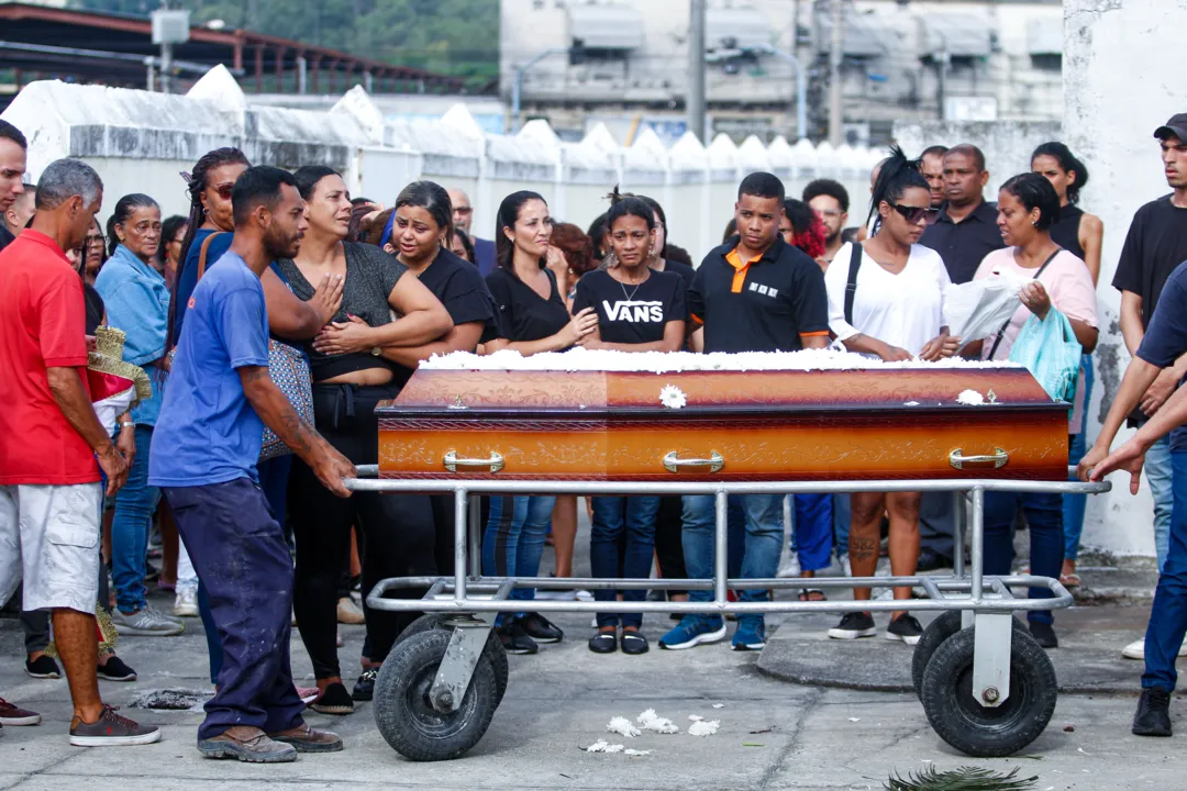 Familiares e amigos de Gabriel deram o último adeus ao jovem na tarde desta terça-feira (18) 