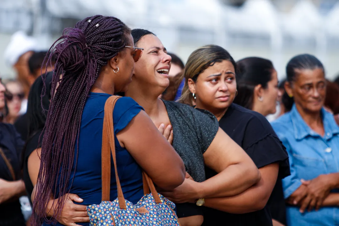 Familiares e amigos de Gabriel deram o último adeus ao jovem na tarde desta terça-feira (18) 