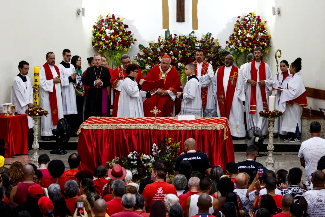 A missa realizada às 10h30 contou com a presença do Arcebispo Orani Tempesta e mais de centenas de fiéis 