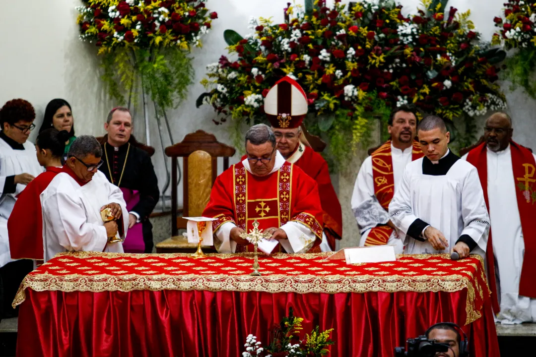 A missa realizada às 10h30 contou com a presença do Arcebispo Orani Tempesta e mais de centenas de fiéis 