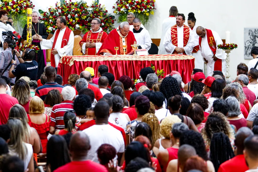 A missa realizada às 10h30 contou com a presença do Arcebispo Orani Tempesta e mais de centenas de fiéis 