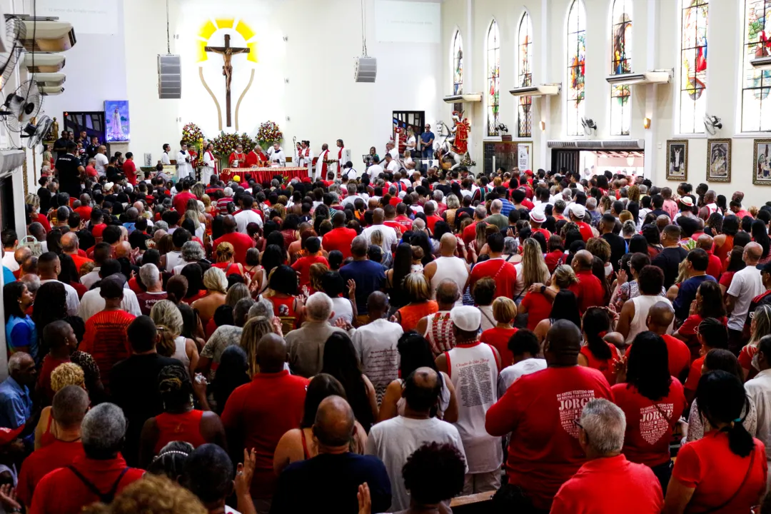 A missa realizada às 10h30 contou com a presença do Arcebispo Orani Tempesta e mais de centenas de fiéis 