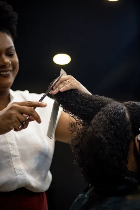 Lola cortando o cabelo de Lohane 