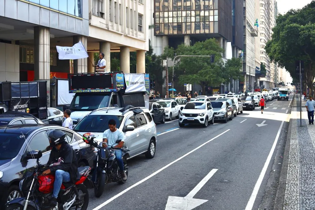 Motoristas durante protesto sobre as tarifas dos aplicativos