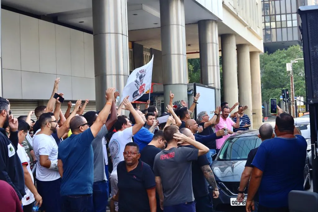 Motoristas durante protesto sobre as tarifas dos aplicativos