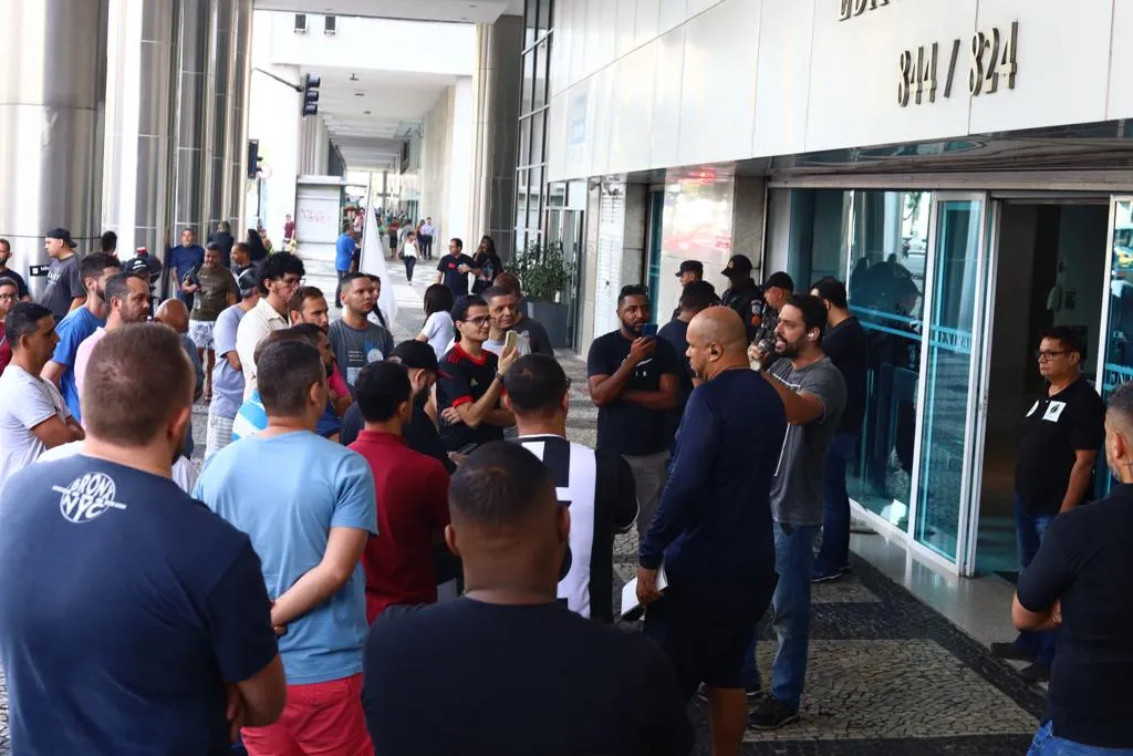 Motoristas durante protesto sobre as tarifas dos aplicativos