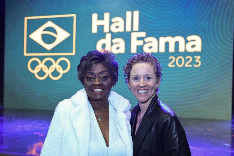 Maria Emília, filha da corredora Melânia Luz posa ao lado da pernanbucana Yane Marques, que também entrou no Hall da Fama do COB. Entre os feitos de Yane, está a conquista da  primeira medalha do Brasil no pentatlo, nos Jogos de Londres (2012).