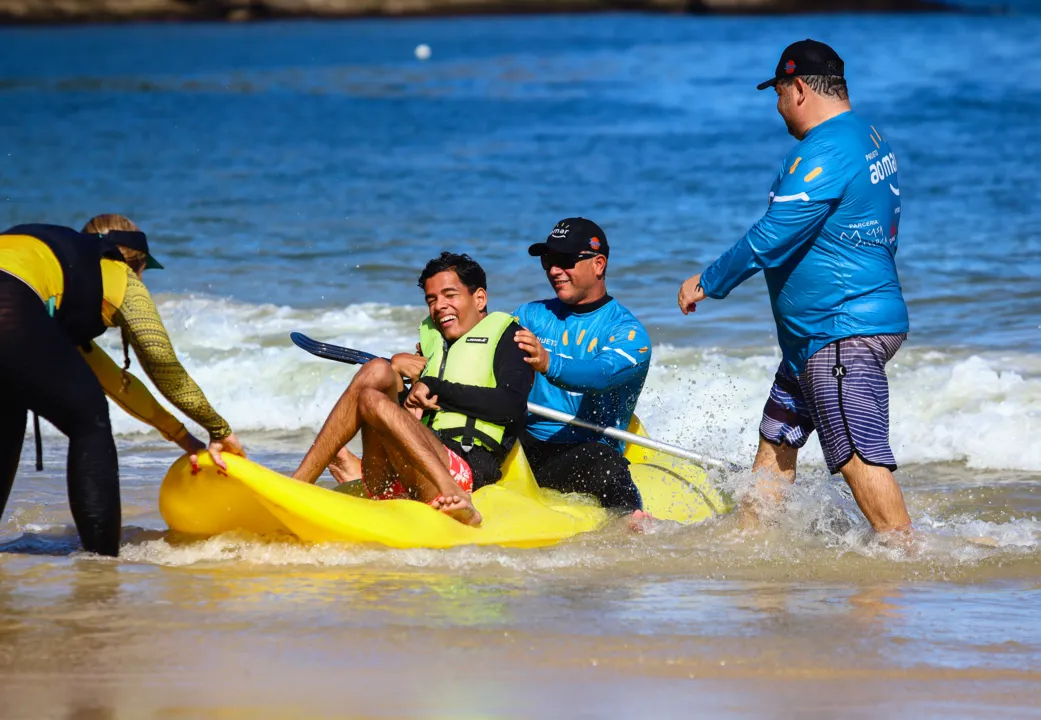 Projeto inclusivo leva pessoas com deficiência ao mar em Niterói