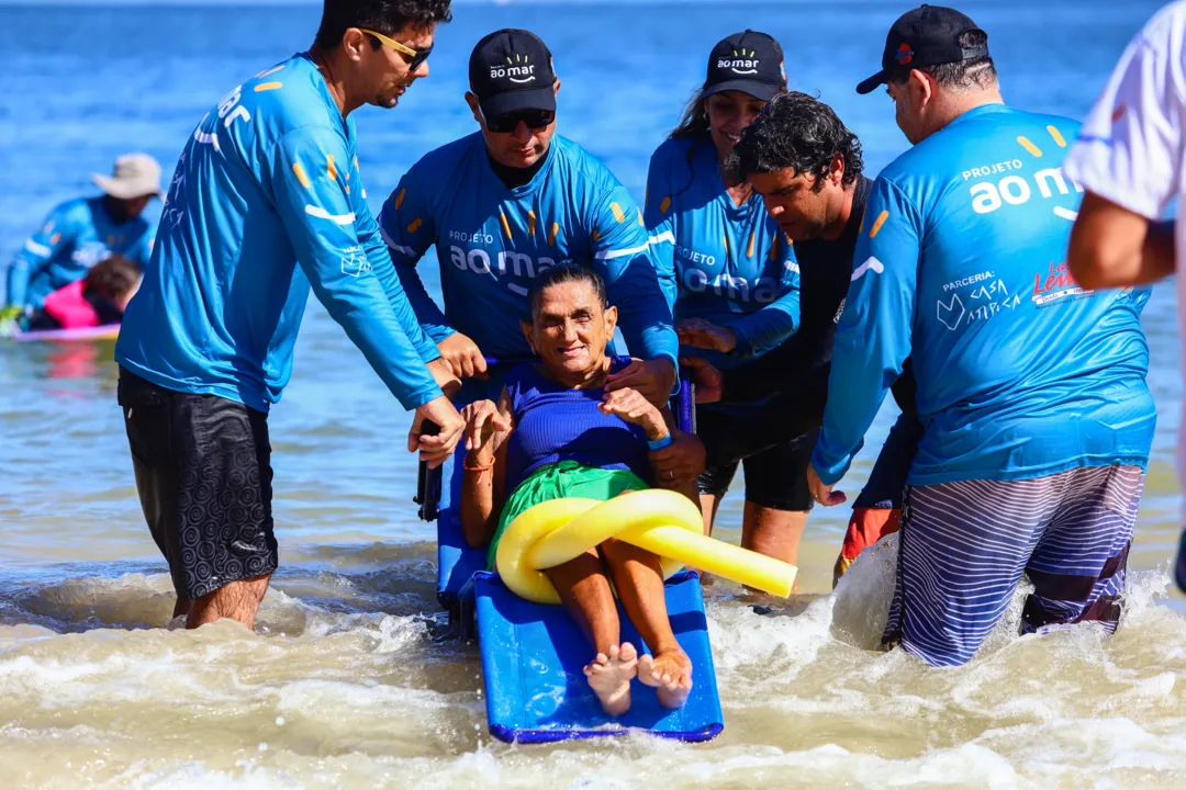 Projeto inclusivo leva pessoas com deficiência ao mar em Niterói