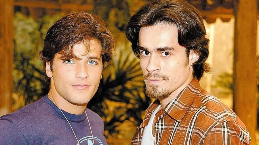 Júnior (Bruno Gagliasso) e Zeca (Erom Cordeiro) da novela América tiveram beijo cortado