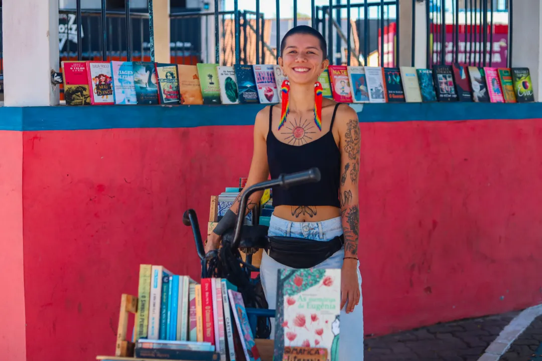 Isabella Nunes, de 21 anos, expõe os livros pela cidade