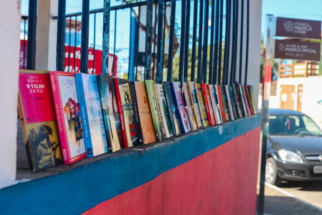 Os mais de 1.200 livros ficam expostos em um catálogo digital