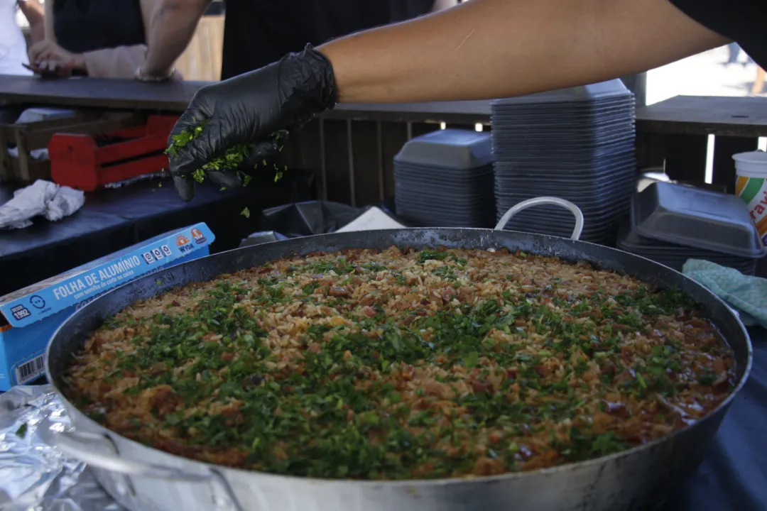 Um dos pratos essenciais no evento é o arroz de costela 