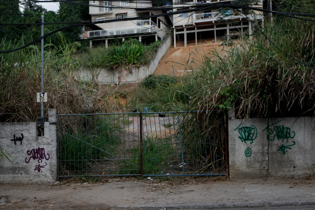 O trator ficava estacionado nesse depósito 